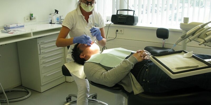 Netherlands: periodontal screenings and promotional film